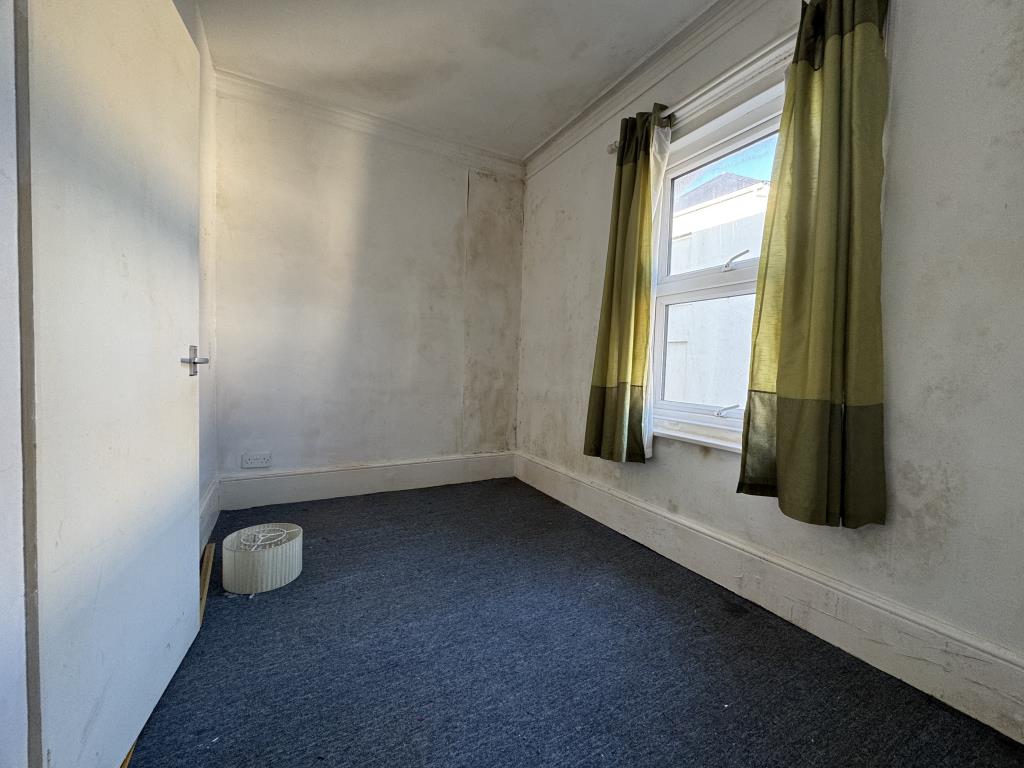 Lot: 34 - MIXED USE PROPERTY WITH SEA VIEWS - Bedroom Two to Flat A